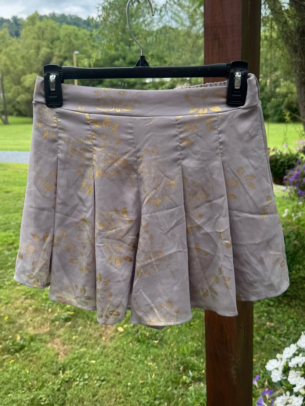 Lucy in the Sky Gray & Gold Floral Flowy Shorts | Medium